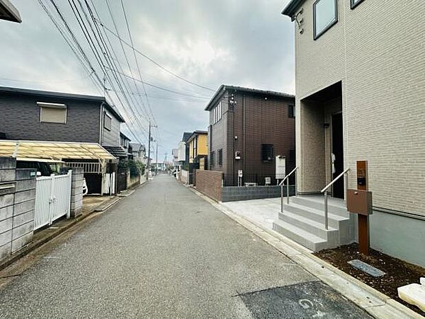 交通量も少なく安心の前面道路です。