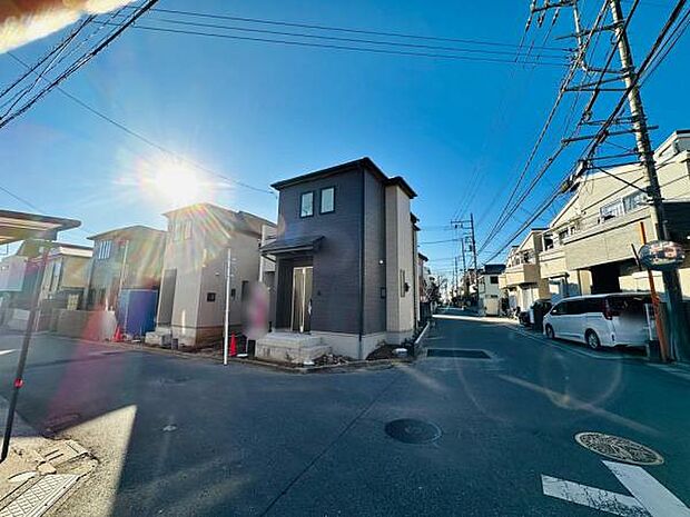 角地を含む全2棟です。交通量も少なく安心の前面道路です。