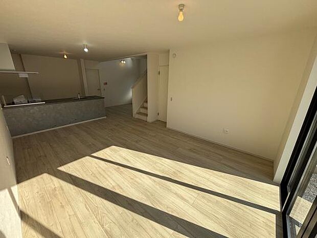 （2号棟） 南がわのリビングは、見てわかる陽当たりの良さが自慢♪冬でも心地よい暖かさがありました。