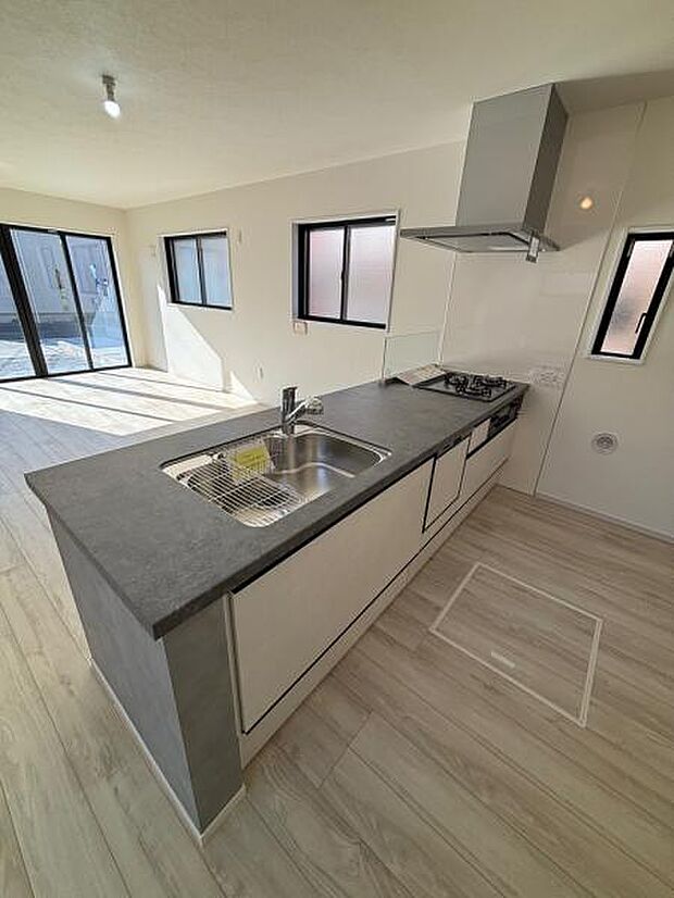 (2号棟) スタイリッシュなキッチンで、日々のお料理も楽しくはかどります。