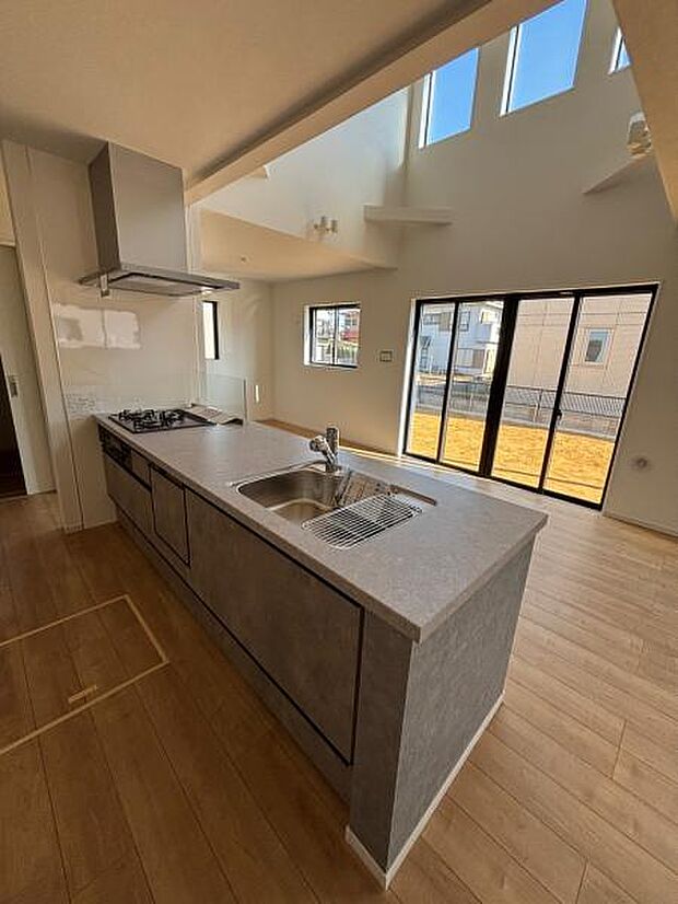 （1号棟） 空間になじむオープンタイプキッチン。キッチンからお庭へ食材を運んでＢＢＱ等を楽しんでもよさそうですね。