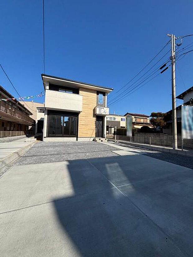 （2号棟） 駐車スペースもしっかり。砂利式のお庭も広々として圧巻の外観の2号棟です。