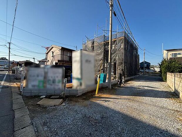 東側は協定の通路となっており、開放感と陽当たりを確保できています。奥1号棟のお庭も圧迫感が出なくて良いです♪