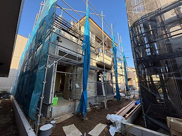 10/30撮影（1号棟） 奥に位置する1号棟。駐車2台のスペースがあり、お庭も広々確保されている区画です。