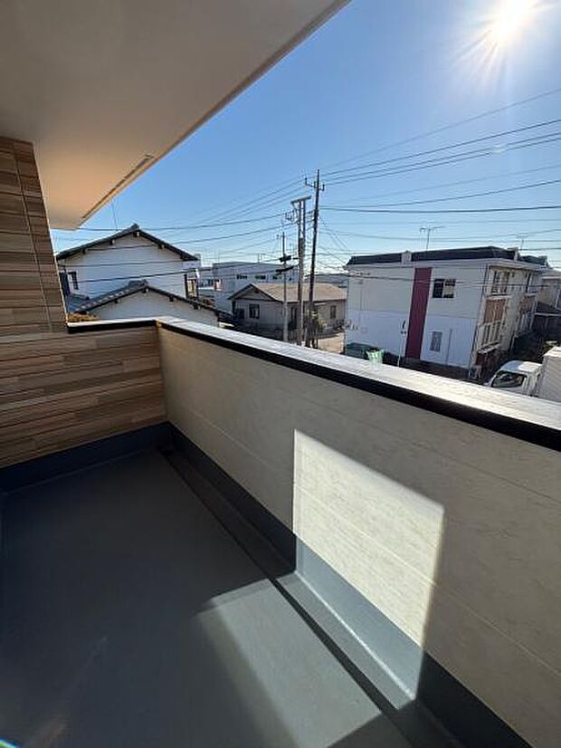 (2号棟) 南面の陽当たりの良いバルコニーで、お洗濯も気持ちよく乾きそうですね。