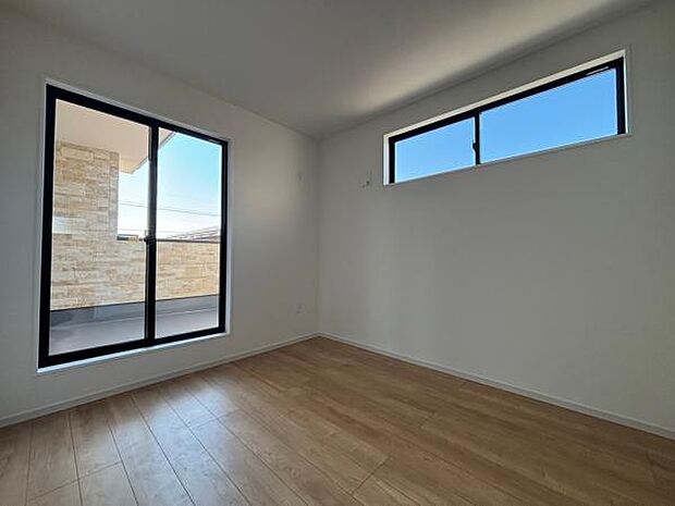 (1号棟) 安心の高窓採用の5.2帖のお部屋。2部屋から出入り可能なインナーバルコニー気になりませんか。