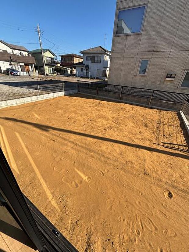 （1号棟） 一番の魅力はこの広々したお庭♪南側が道路で、遮るものがなく陽当たりも十分です。