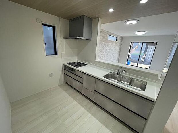 食器棚を置いても十分な広さのあるキッチン。カウンタータイプで家族と会話を楽しみながら料理ができます。