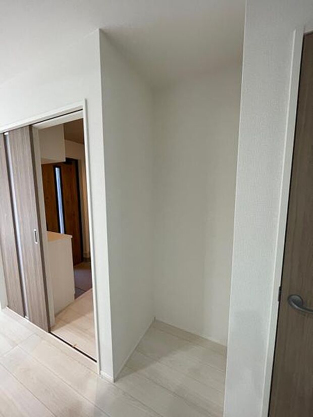 キッチン横の収納スペース。パントリーとしてお使いいただけます。