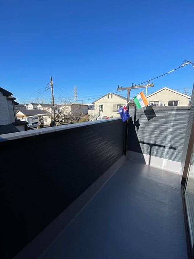 南西向きで洗濯物もよく乾きそうなバルコニー。洗濯物も干しやすいワイドタイプです。