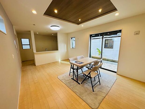 16帖の広々としたリビングです。洋室も合わせると20帖以上となります。