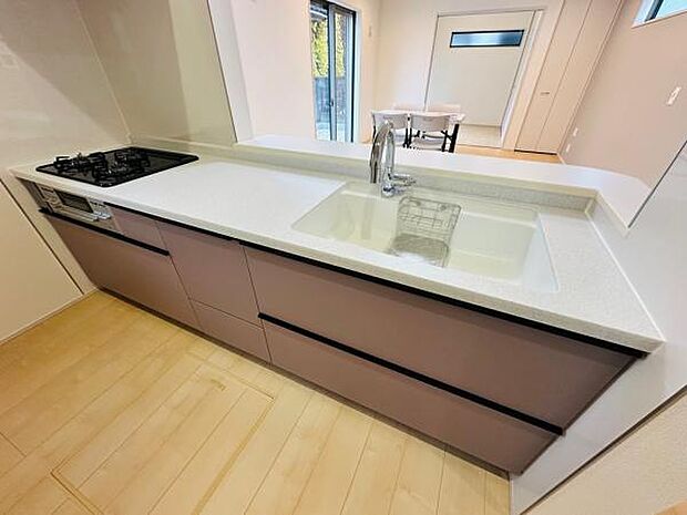 作業スペースも確保された、広々システムキッチンです。