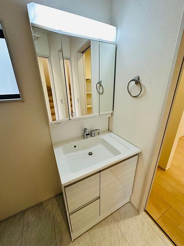 三面鏡タイプの洗面台です。伸縮式シャワーノズルも搭載です。