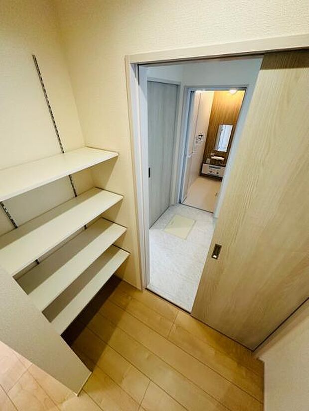 キッチン横の収納です。脱衣所とも繋がっており、家事のしやすい空間です。