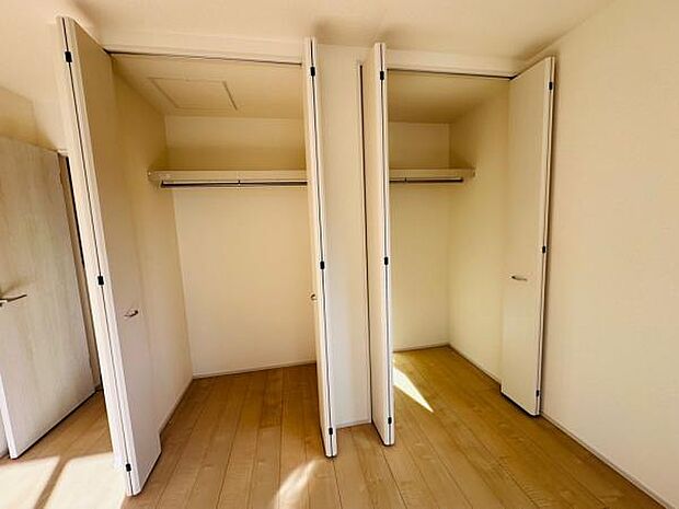 主寝室には収納が2つ完備されており、お洋服を夫婦で分けて収納できます。
