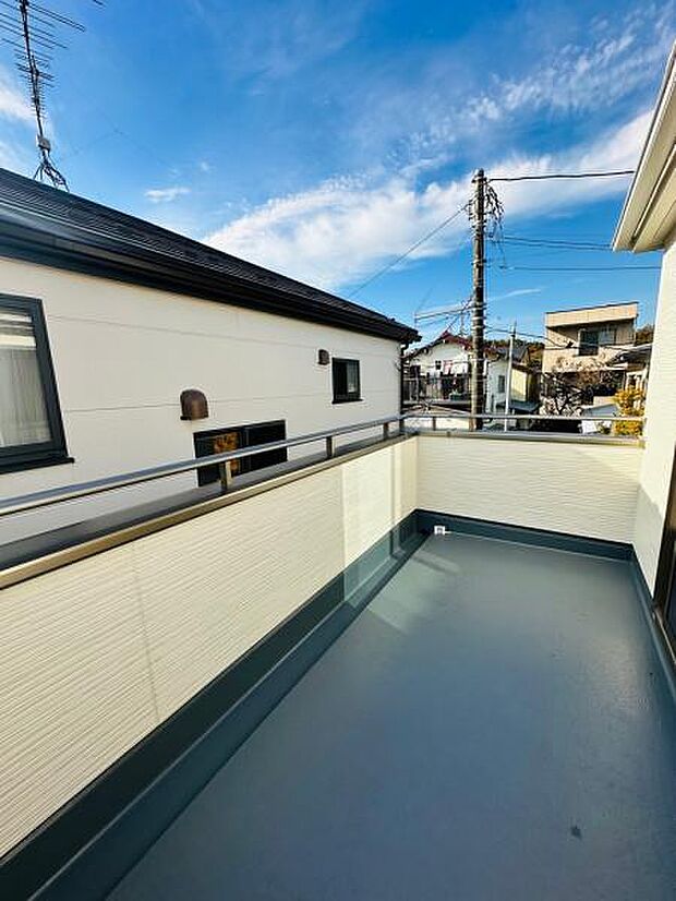 広々としたバルコニーは、お洗濯ものを干すときも干しやすくなっています。