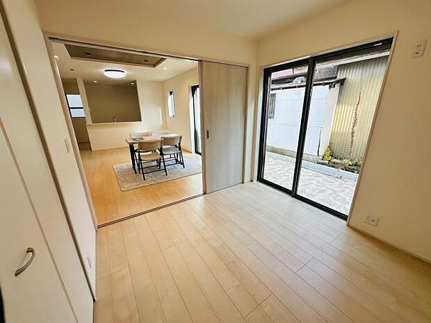 リビングに併設された4.5帖の洋室です。客間や勉強部屋、趣味部屋などにもぴったりです。