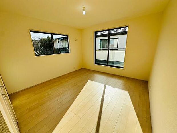 主寝室である8.5帖の洋室です。大きめのベッドでも十分入る広さです。