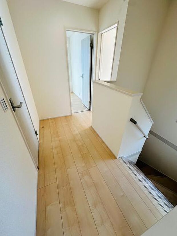 2階の様子です。少し幅が広くなっており、すれ違い時やドアの開閉の際にも安心です。