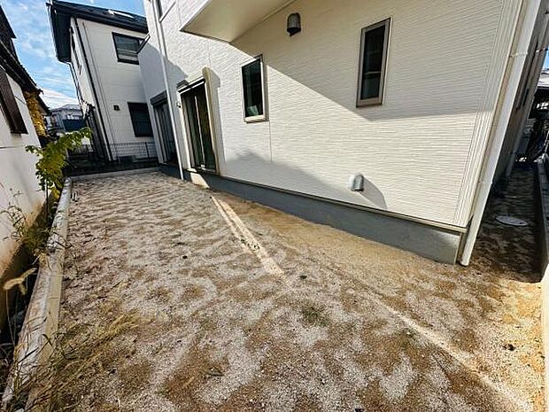 ちょっとした遊び場や、ガーデニングも楽しめるお庭です。