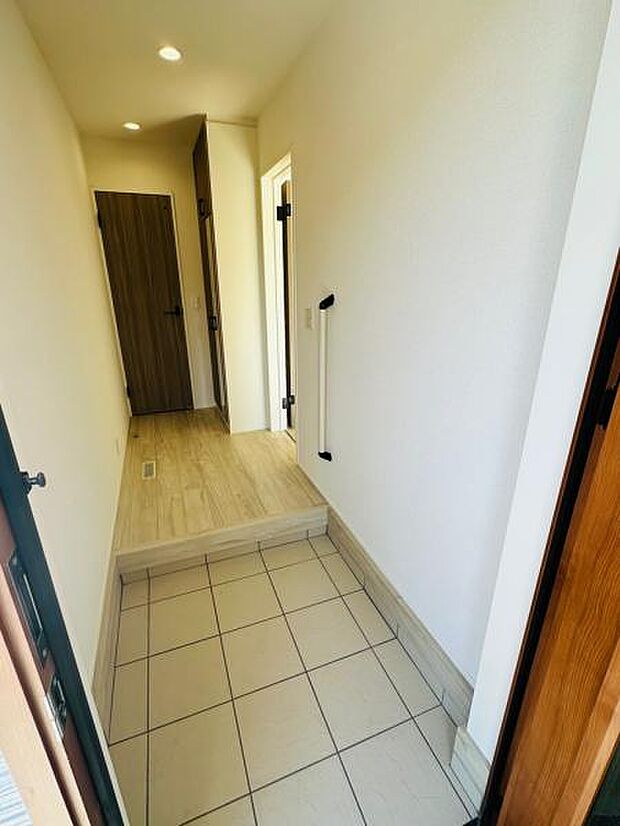 2号棟 リビングすぐ近くで、外出前にお手洗いも寄りやすい玄関前の様子です。