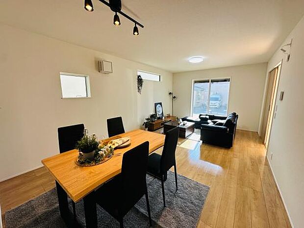 1号棟 シンプルなリビングで、合わせる家具によって好きな印象に変えられます。