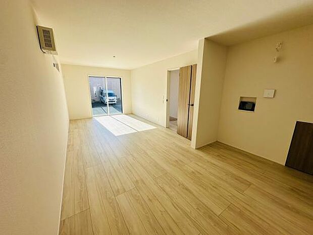 2号棟 明るいカラーリングで、家族の時間も明るく楽しく彩ってくれるリビングスペースです。