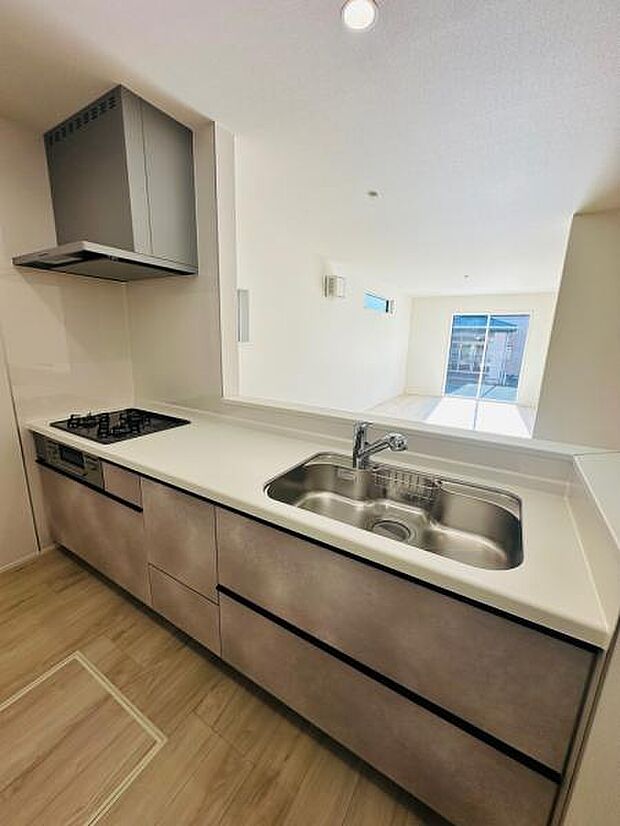 2号棟 家族と対話を楽しめるカウンターキッチン。コンロ部は壁なので油が跳ねる心配もありません。