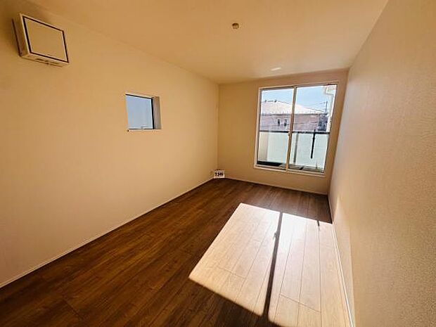 1号棟 深いブラウンの寝室で、落ち着きのある空間です。