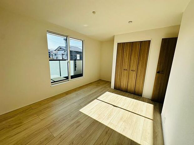 2号棟 陽の光が十分に差し込む陽だまりの寝室。気持ちよい目覚めができそうです。