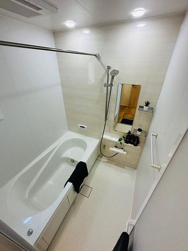 1号棟 爽やかで清潔感のあるカラーでまとまった浴室空間です。