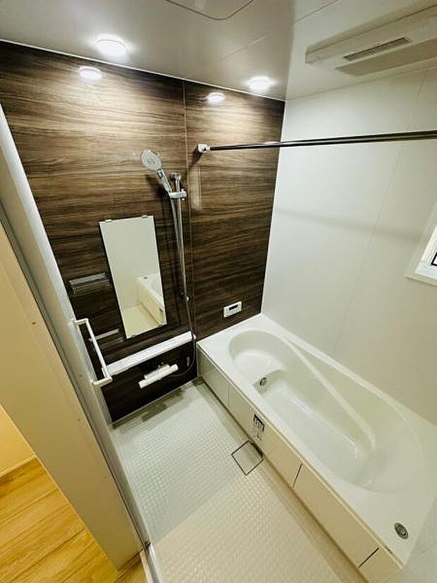 2号棟 木目のパネルが美しい浴室空間。日々の疲れを癒してくれます。