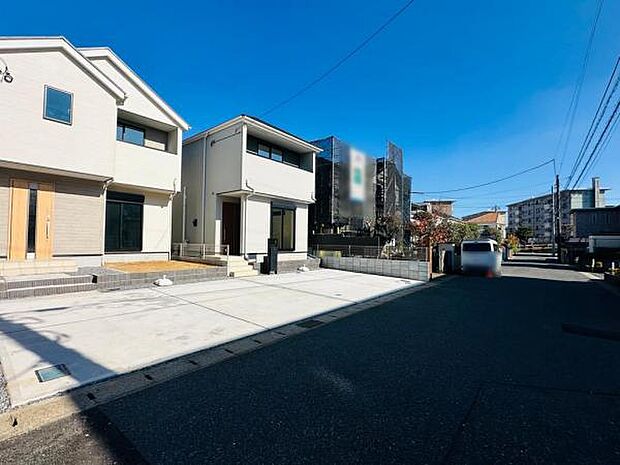 前面道路は整備されており、交通量が少なく駐車しやすい立地です。