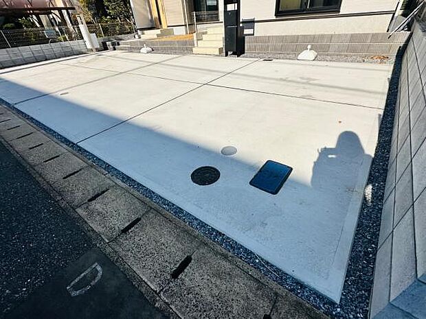 2号棟 駐車スペースは広々しており、余裕のある敷地です。