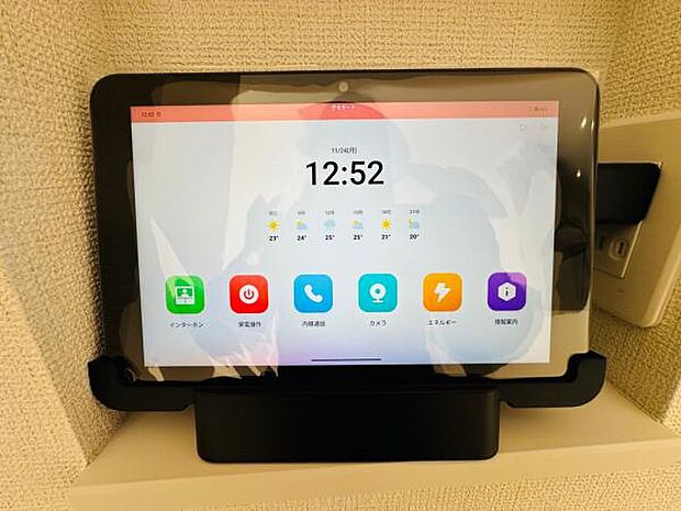 タッチパネル式のモニターで、インターフォンなど便利に管理できます。