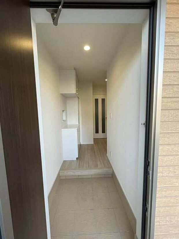 A号棟 玄関スペースは十分な広さがあり、複数人の帰宅でも混雑しません。