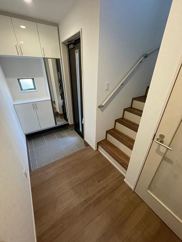 B号棟 コの字型のシューズボックスは容量豊富。姿見もついております。