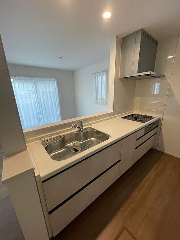 B号棟 作業スペースも確保された、広々システムキッチンです。