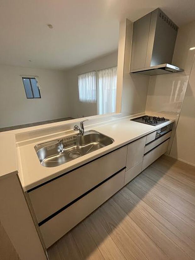 A号棟 対面式のカウンターキッチンはお料理中でも家族との団欒を楽しめます。