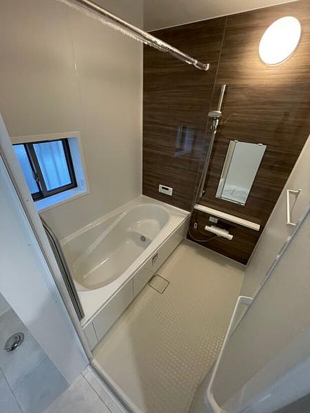 A号棟 半身浴も楽しめる浴室です。浴室乾燥暖房機も付いています。