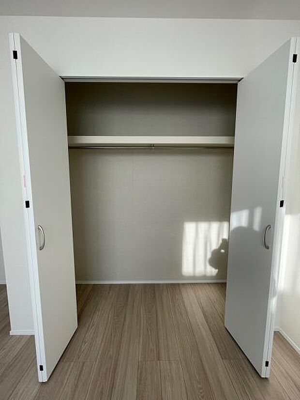 A号棟 各居室大きさは異なりますが、クローゼットが完備されております。