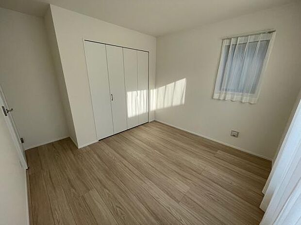 A号棟 夫婦の寝室としても十分な広さのある、6.06帖の洋室です。