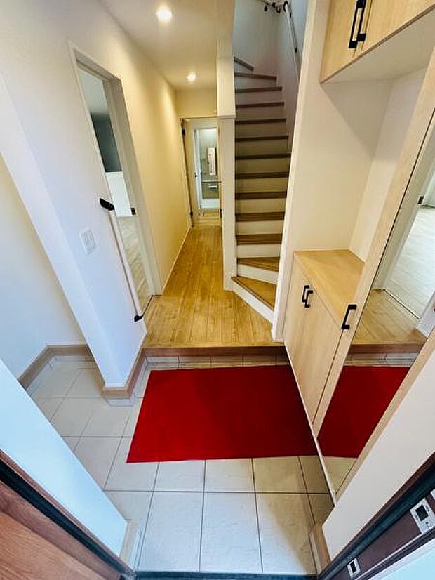 奥行きを感じられる玄関。右にシューズボックス、左にシューズインクローゼットがあり収納豊富です。