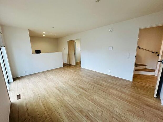 家族団らんの時間を過ごすLDK。木目のフローリングがあたたかな印象です。