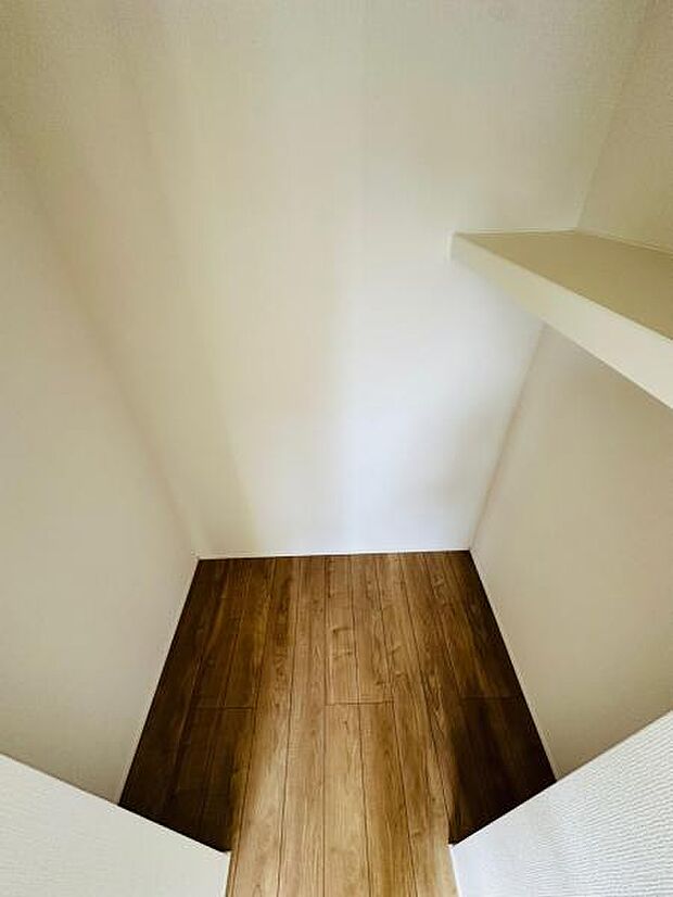 主寝室にはウォークインクローゼットがついています。季節物の洋服もすっきり片付きます。