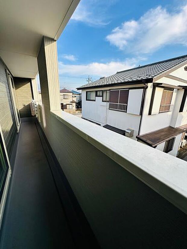 2部屋から出入りできる南向きバルコニー。洗濯物も重ならずに干せます。