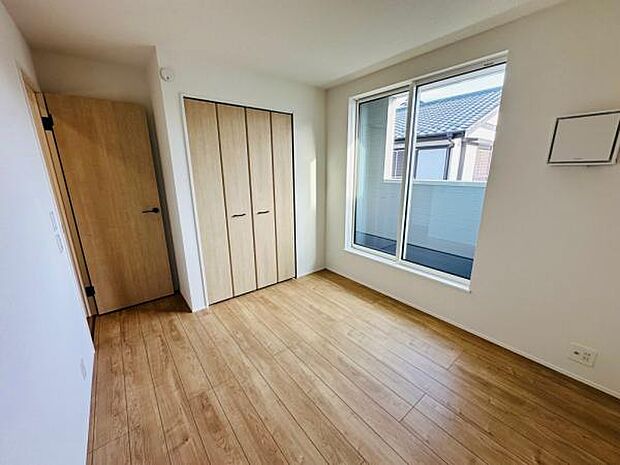 5.2帖の洋室です。ベッドや勉強机も置ける、子供部屋に最適な広さです。