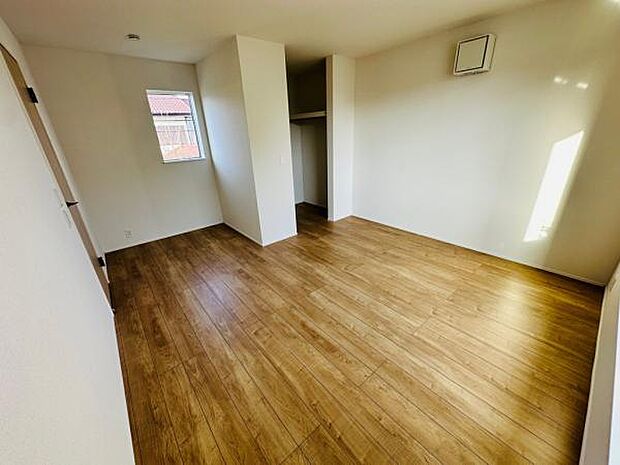 夫婦の寝室としても十分な広さのある、8.5帖の洋室です。