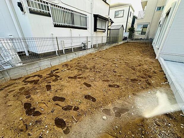 ご覧の広さのお庭。芝生を敷いて、ガーデニングも楽しめます。