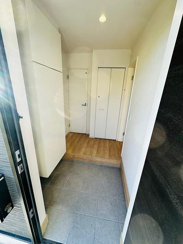 玄関スペースは十分な広さがあり、複数人の帰宅でも混雑しません。